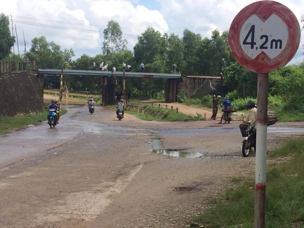 Xe container 'húc' cầu vượt, đường sắt bị tê liệt ảnh 1