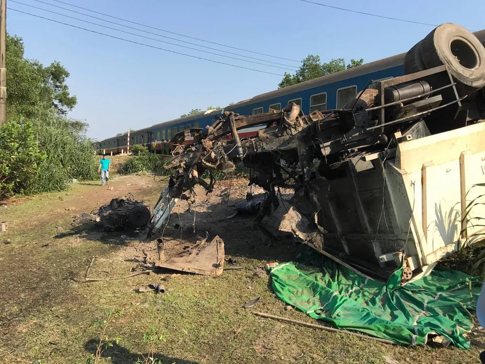 Tàu hỏa đâm xe tải, nhiều toa lật khỏi đường ray ảnh 6 Tàu hỏa đâm xe tải, nhiều toa lật khỏi đường ray ảnh 6