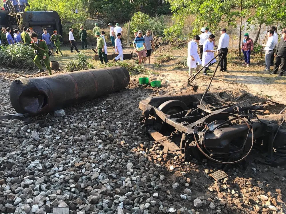 Tàu hỏa đâm xe tải, nhiều toa lật khỏi đường ray ảnh 7 Tàu hỏa đâm xe tải, nhiều toa lật khỏi đường ray ảnh 7