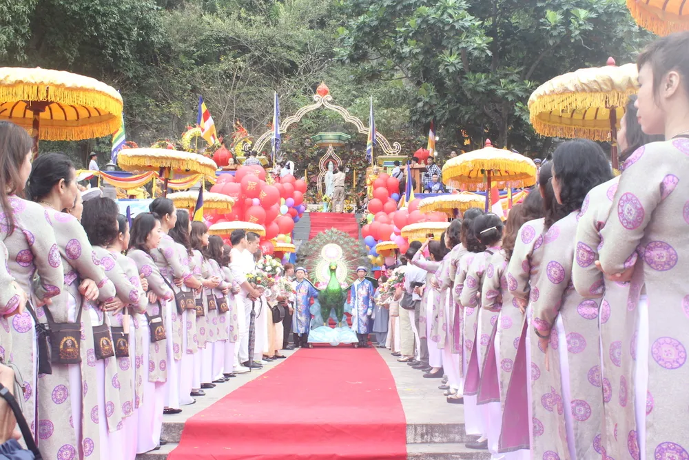 Chùm ảnh: Hàng ngàn người tham dự Lễ hội Quán Thế Âm ảnh 3 Chùm ảnh: Hàng ngàn người tham dự Lễ hội Quán Thế Âm ảnh 3