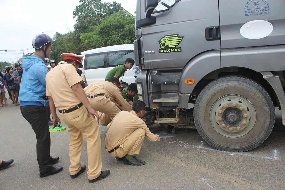 Trên đường khám bệnh trở về bị xe tải cán tử vong ảnh 1