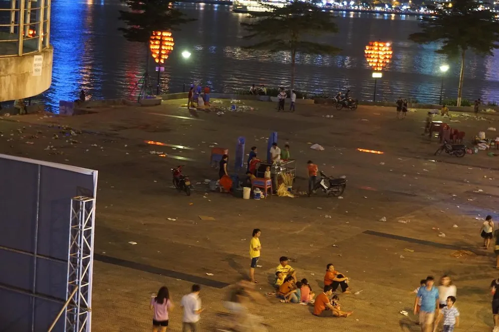 Một góc bờ sông Hàn trở nên xấu xí vì rác thải.