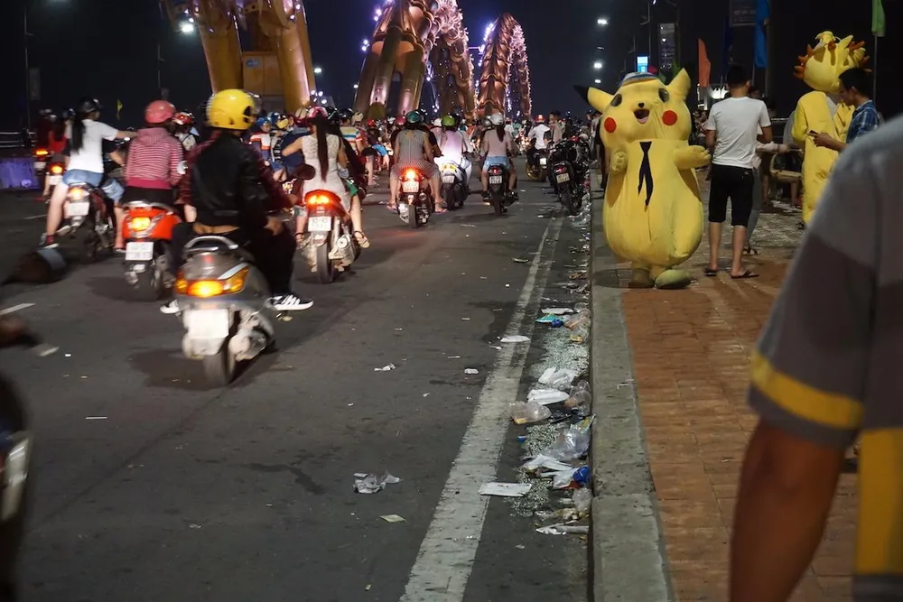 Trên cầu sông Hàn, cầu Rồng, cầu Thuận Phước, túi nilong, tấm cát tông nằm la liệt.