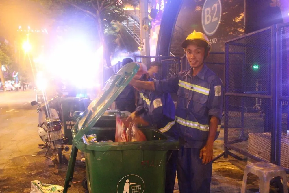 Gần 11 giờ, những công nhân vệ sinh môi trường bắt tay vào công việc làm sạch TP.