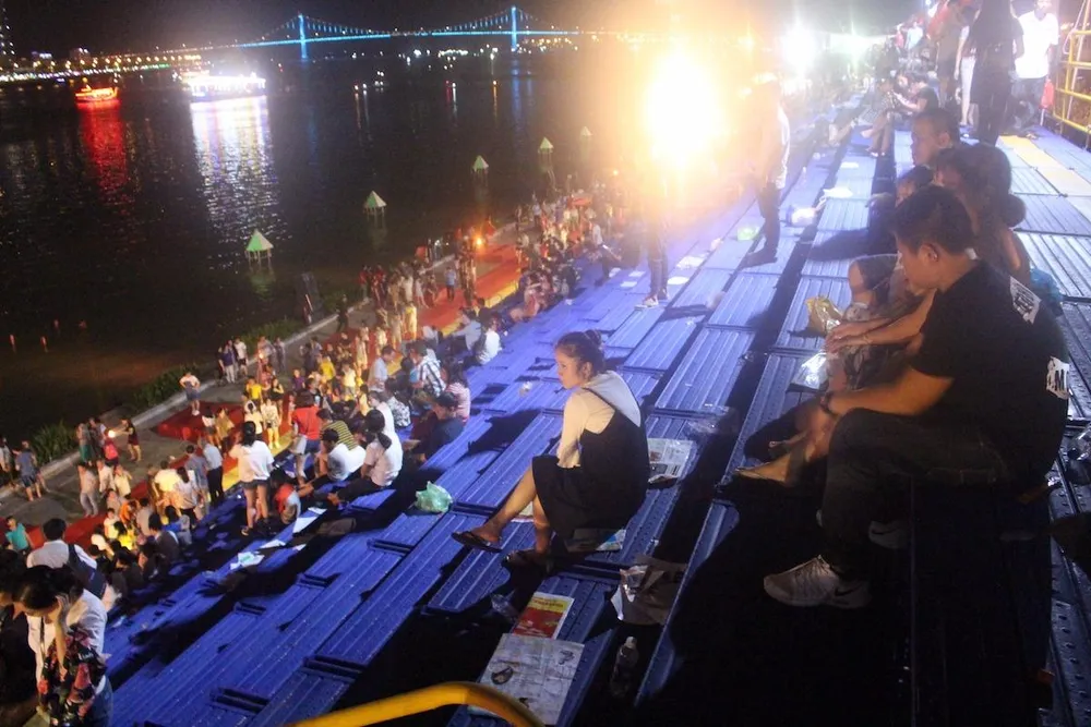 Kết thúc màn bắn pháo hoa của 2 đội Việt Nam và Áo