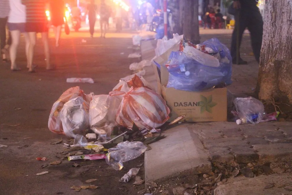 on đường Trần Hưng Đạo, khu vực diễn ra cuộc thi trình diễn pháo hoa