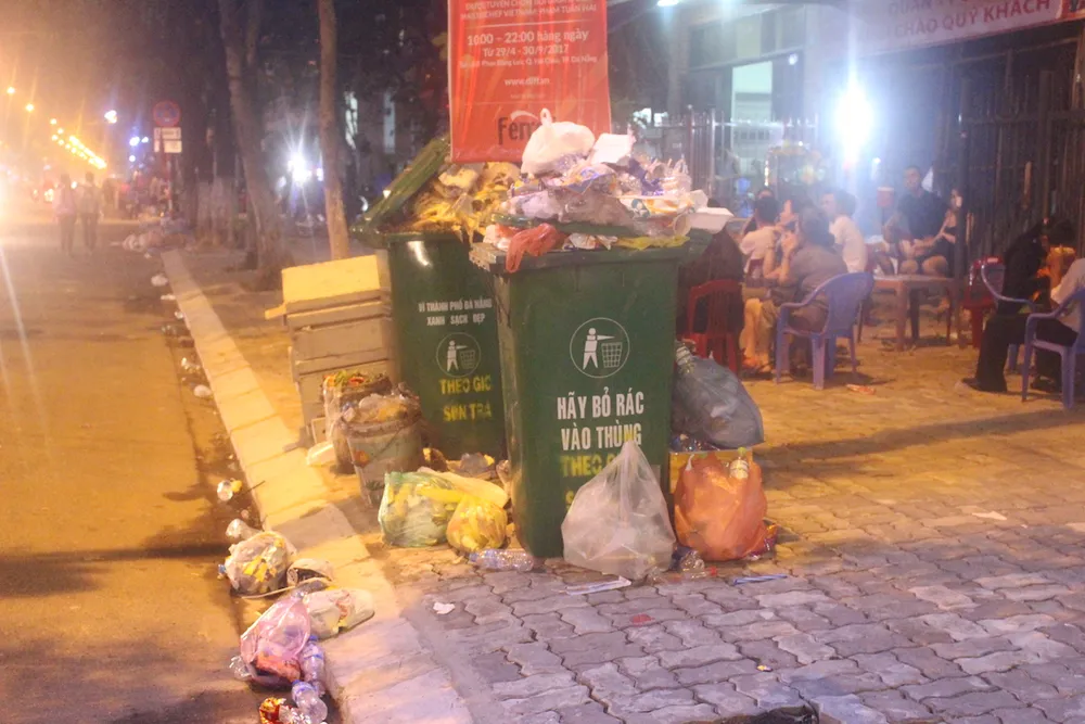 Khá nhiều thùng rác công cộng được bố trí dọc hai bên đường nhưng vẫn không chứa hết lượng rác thải 