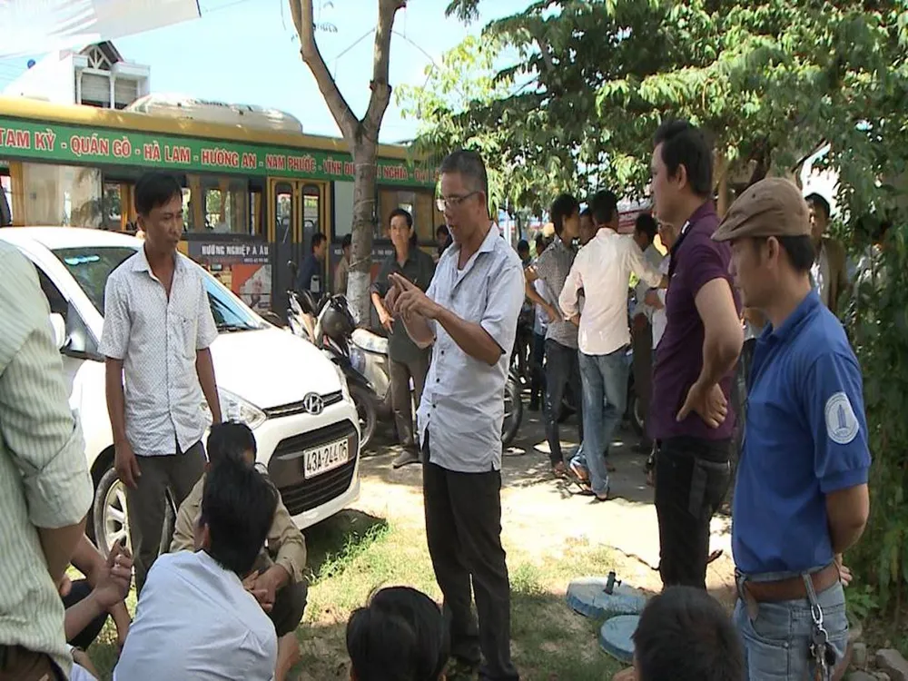 Công nhân, kỹ sư làm việc cho Công ty vàng Bồng Miêu