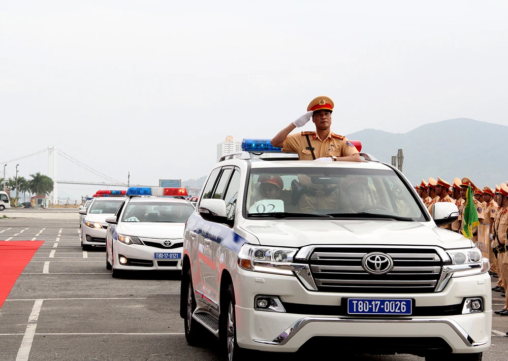 Ra quân 1.000 cán bộ chiến sĩ đảm bảo giao thông APEC ảnh 9