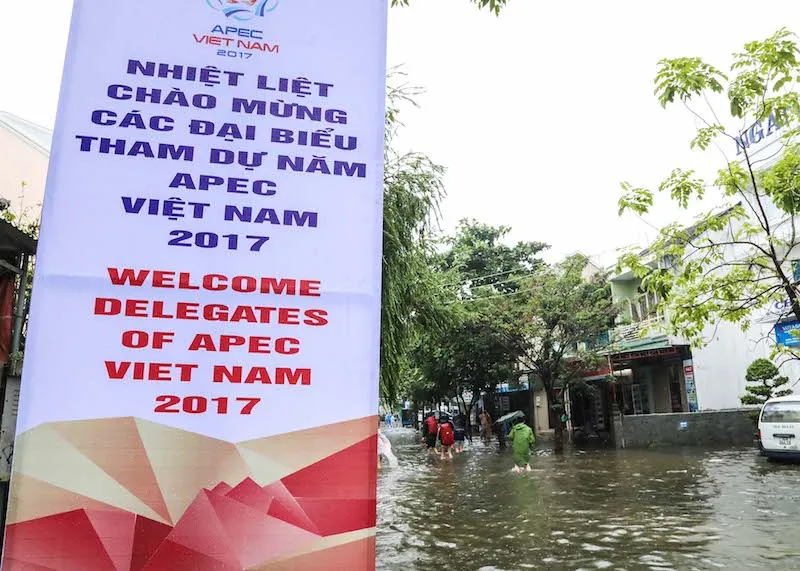 Chùm ảnh: Khách Tây bì bõm lội nước ở Hội An ảnh 1