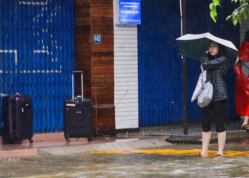 Chùm ảnh: Khách Tây bì bõm lội nước ở Hội An ảnh 4