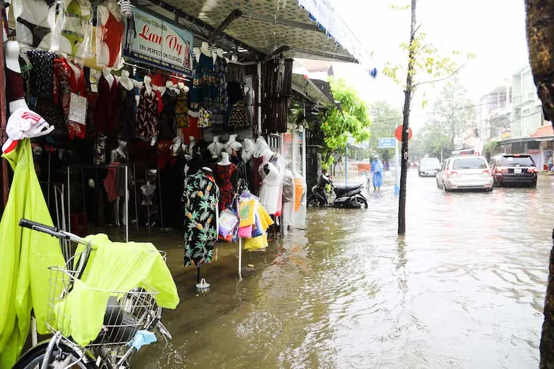 Chùm ảnh: Khách Tây bì bõm lội nước ở Hội An ảnh 9