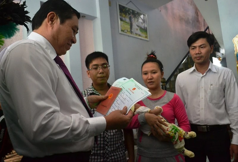 Trên 8.700 trẻ ở Đà Nẵng được trao giấy khai sinh ở nhà ảnh 1