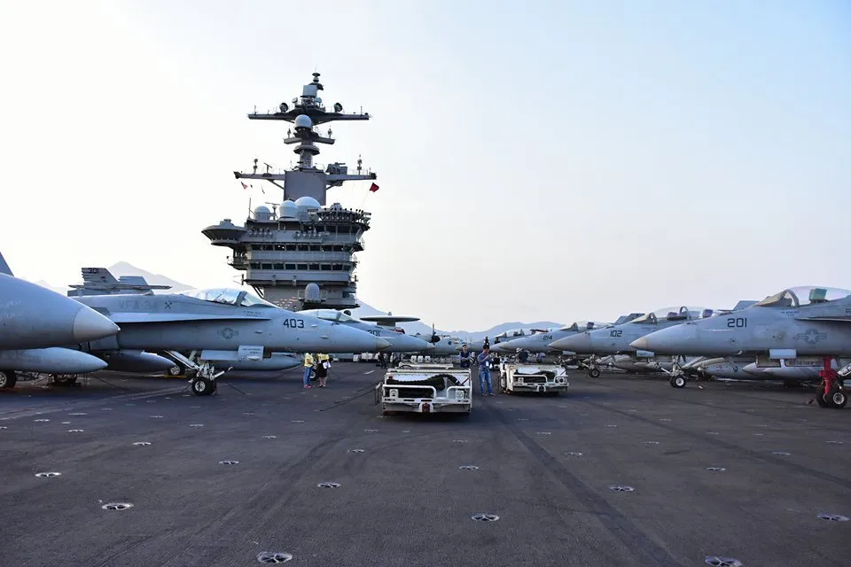 Mở tiệc chiêu đãi trên tàu sân bay USS Carl Vinson ảnh 1