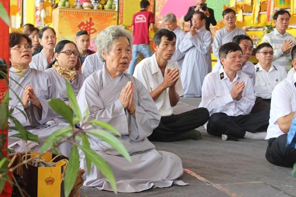 Từ rất sớm, các cựu chiến binh và đông đảo người nhà của các liệt sĩ đã có mặt tại chân cầu Mân Quang để làm lễ cầu siêu cho 64 liệt sĩ.