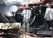Cháy xưởng gỗ ở quận 12, dân hô hoán dập lửa