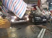 Giàn giáo đổ sập trong mưa trúng nhiều xe dừng đèn đỏ