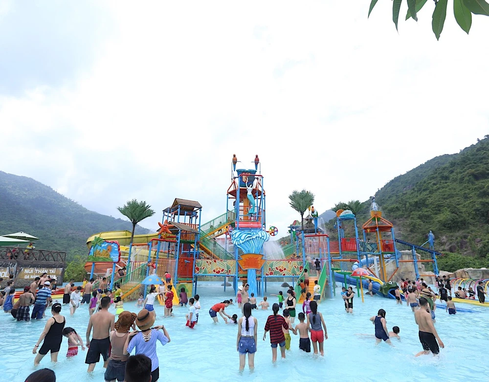 Du khách nườm nượp kéo về Đà Nẵng nghỉ lễ ảnh 2