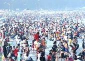 'Biển người' chen chúc đổ về biển Sầm Sơn ngày nghỉ lễ