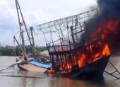 Tàu cá 7 tỉ đồng bốc cháy dữ dội khi vừa cập bến