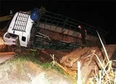 Xe tải không biển số chở gỗ lật xuống ruộng