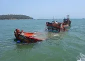 Quảng Ngãi: Hỗ trợ tiền cho ngư dân bị cướp, tàu lạ đâm chìm