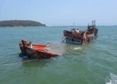 'Sau khi tông, tàu lạ đẩy chúng tôi đi cả km' ảnh 5 Quảng Ngãi: Hỗ trợ tiền cho ngư dân bị cướp, tàu lạ đâm chìm