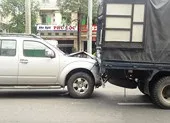 Thắng gấp tránh cô gái ngã xuống đường, 3 xe tông liên hoàn