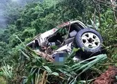 Ô tô lao lên lề đường tông 2 mẹ con nguy kịch ảnh 2 Xe chở cán bộ Văn phòng Quốc hội lao xuống vực