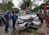 Khởi tố tài xế 'xe điên' lao lên lề đường tông hai mẹ con ảnh 2 Ô tô lao lên lề đường tông 2 mẹ con nguy kịch