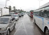 Né trạm thu phí, hàng ngàn ô tô 'tấn công' đường làng