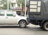Thắng gấp tránh cô gái ngã xuống đường, 3 xe tông liên hoàn