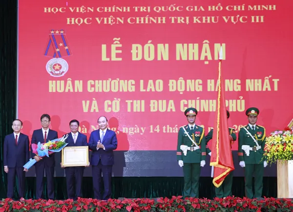 Trao huân chương hạng Nhất cho Học viện chính trị khu vực III ảnh 1