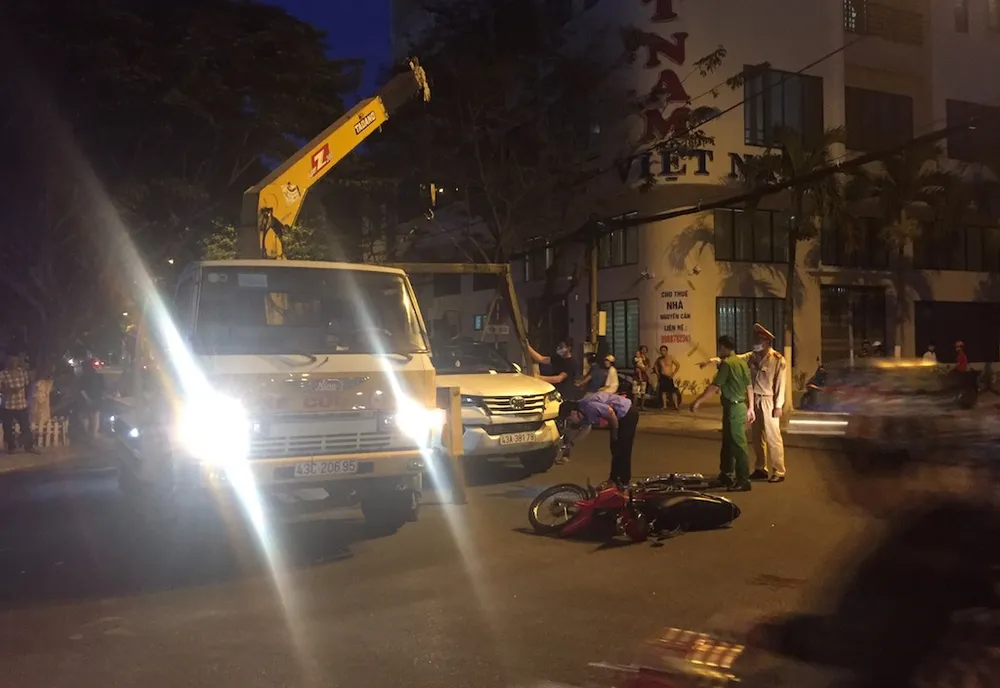 Nữ giáo viên bị tông tử vong khi đón con đi học về ảnh 1 Nữ giáo viên bị tông tử vong khi đón con đi học về ảnh 1