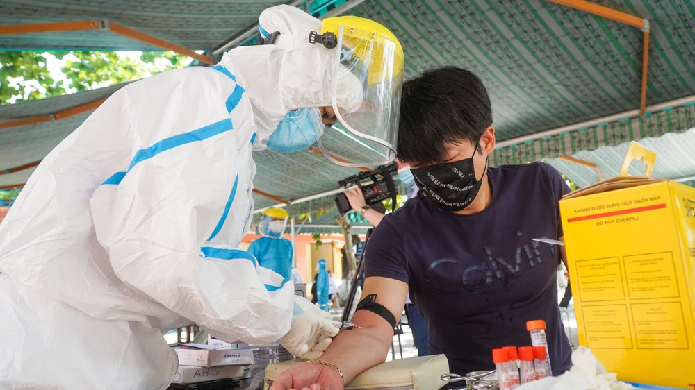 Người nước ngoài ở Đà Nẵng hạnh phúc đi lấy mẫu xét nghiệm ảnh 4