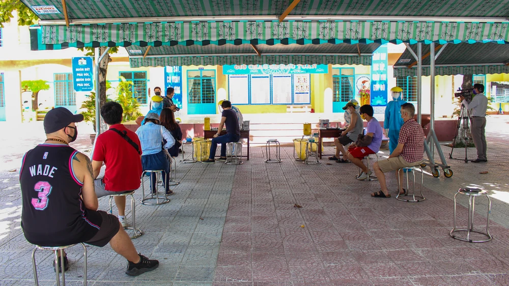 Người nước ngoài ở Đà Nẵng hạnh phúc đi lấy mẫu xét nghiệm ảnh 6