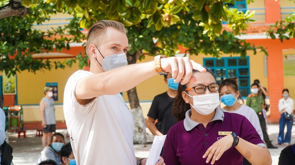 Người nước ngoài ở Đà Nẵng hạnh phúc đi lấy mẫu xét nghiệm ảnh 8