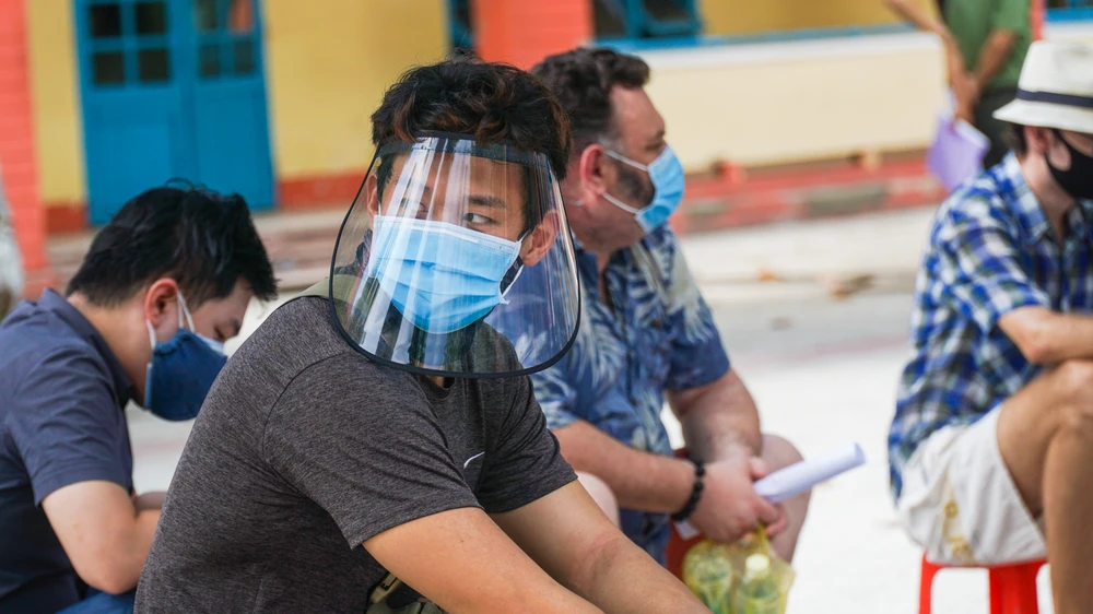 Người nước ngoài ở Đà Nẵng hạnh phúc đi lấy mẫu xét nghiệm ảnh 9