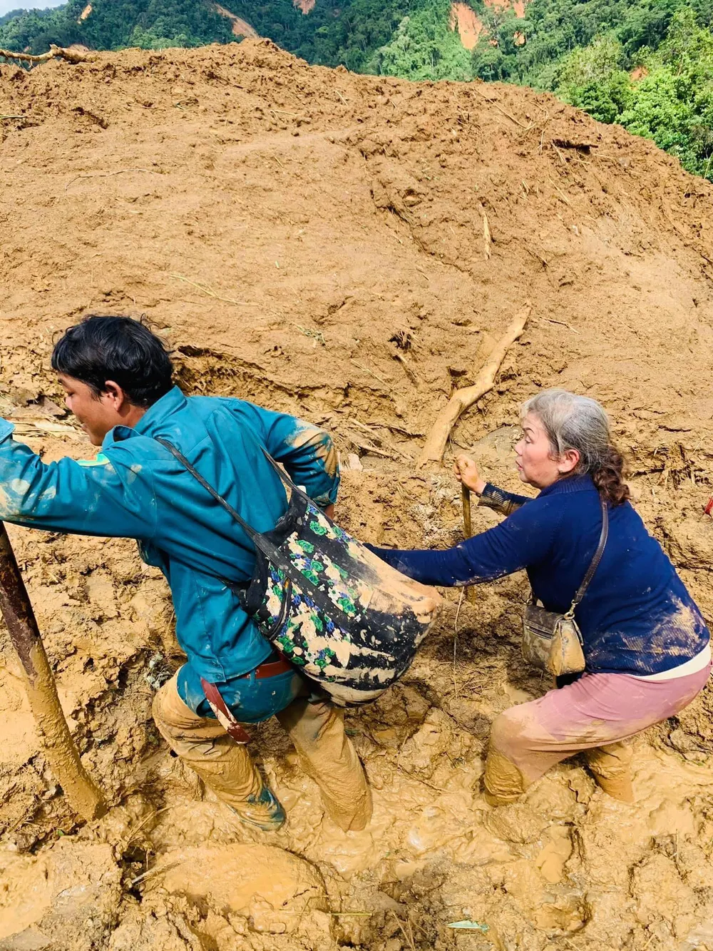 Nóng: Thêm vụ sạt lở làm 3 người chết, 8 người mất tích ảnh 3 Nóng: Thêm vụ sạt lở làm 3 người chết, 8 người mất tích ảnh 3