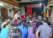 Thảm cảnh 2 vợ chồng và 4 con nhỏ sống màn trời chiếu đất ảnh 2 Dân được trả lại tiền ca sĩ Thủy Tiên hỗ trợ