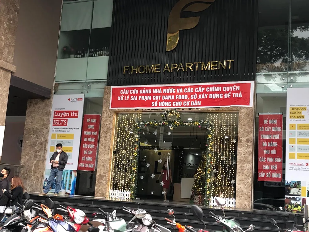 Chung cư F-Home của Công ty Cổ phần Lương thực Đà Nẵng bị người dân khiếu nại, căng băng rôn đòi quyền lợi. Ảnh: LÊ PHI. Chung cư F-Home của Công ty Cổ phần Lương thực Đà Nẵng bị người dân khiếu nại, căng băng rôn đòi quyền lợi. Ảnh: LÊ PHI.