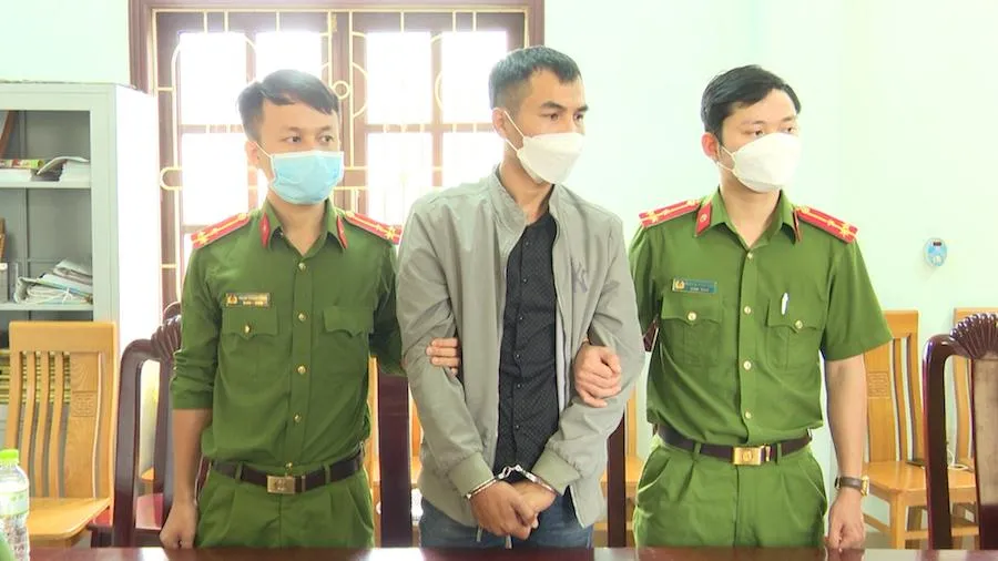 Cơ quan CSĐT Công an huyện Bố Trạch tống đạt quyết định khởi tố, bắt tam giam đối với Mai Thanh Hùng. Ảnh: ĐÌNH HOÀNG.