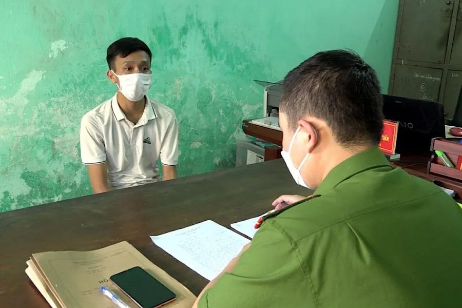 Tuấn tại cơ quan công an. Ảnh: ĐH.