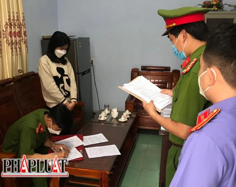 Cơ quan công an tống đạt quyết định khởi tố đối với Lê Thị Thu Chi. Ảnh: CA