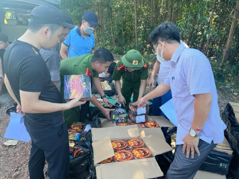 Số pháo hoa nổ không giấy tờ bị thu giữ.