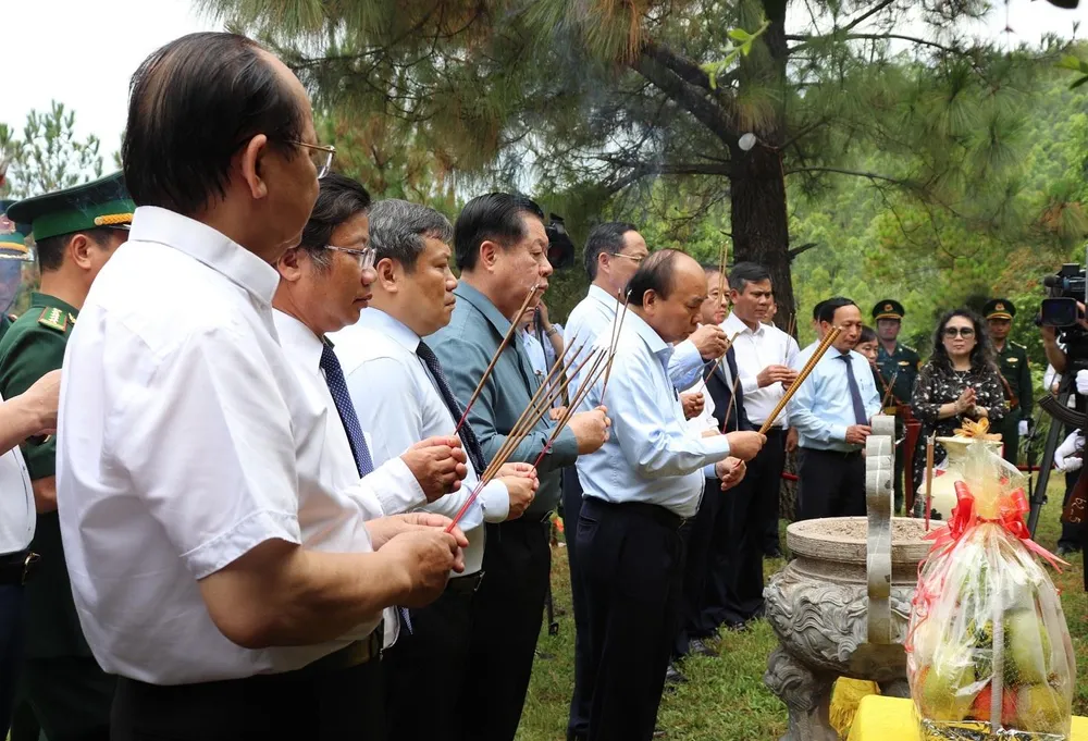 Chủ tịch nước Nguyễn Xuân Phúc viếng mộ Đại tướng Võ Nguyên Giáp. Ảnh: BT.