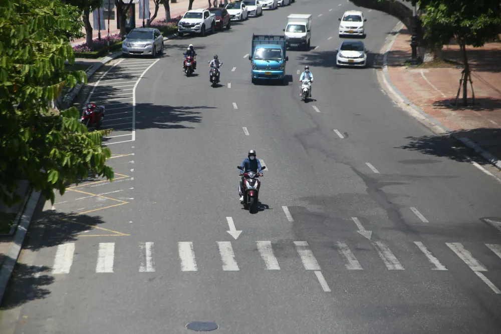 Nhiệt độ cao nhiều ngày liên tiếp khiến nhiều người cảm thấy sợ mỗi khi phải ra đường vào trưa và đầu giờ chiều. Nhiệt độ cao nhiều ngày liên tiếp khiến nhiều người cảm thấy sợ mỗi khi phải ra đường vào trưa và đầu giờ chiều.