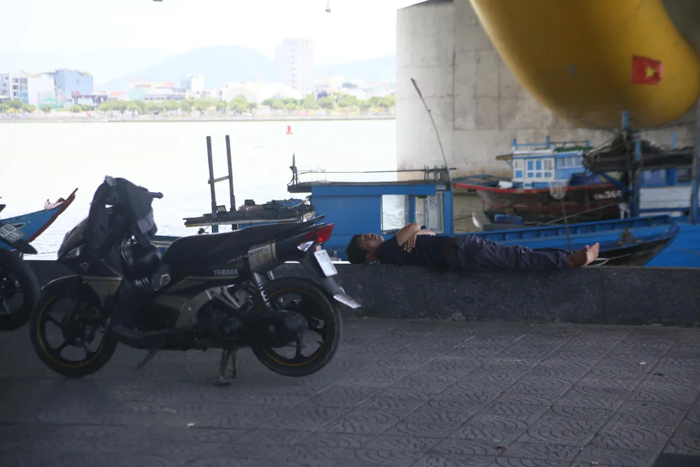 Một người trốn nắng tranh thủ chợp mắt. Một người trốn nắng tranh thủ chợp mắt.