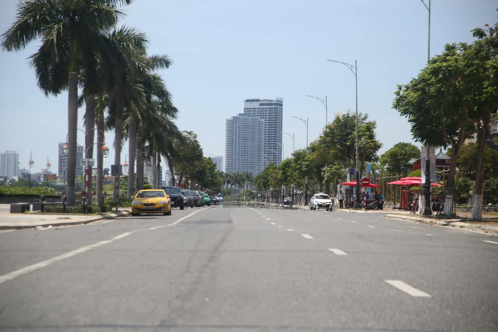 Nắng nóng tạo ảo ảnh do hơi nóng bốc trên mặt đường. Hiện tượng này xảy ra khi lớp không khí sát mặt đường bị đốt nóng và loãng khiến mặt đường bị ướt như vừa được tưới nước. Nắng nóng tạo ảo ảnh do hơi nóng bốc trên mặt đường. Hiện tượng này xảy ra khi lớp không khí sát mặt đường bị đốt nóng và loãng khiến mặt đường bị ướt như vừa được tưới nước.