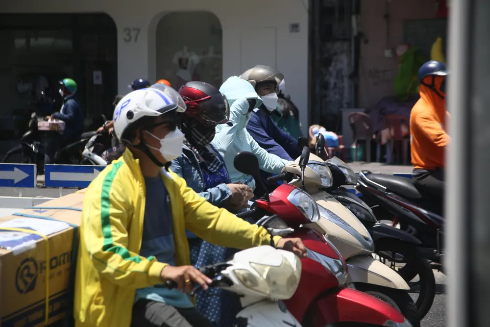 Để chống chọi với cái nắng như thiêu như đốt, người dân Đà Nẵng ra đường với thời trang kín mít. Để chống chọi với cái nắng như thiêu như đốt, người dân Đà Nẵng ra đường với thời trang kín mít.